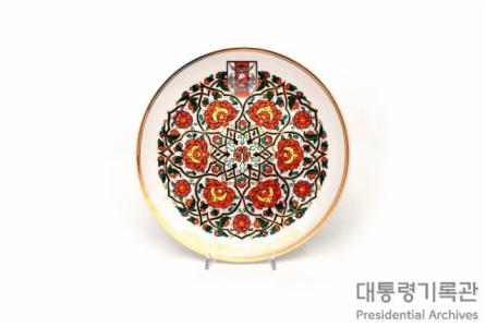 터키산 꽃 문양 접시 이미지