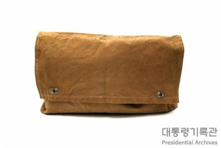 부리 긴 새가 그려진 벽걸이 천 이미지