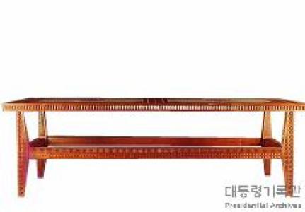 대형 사각 나무 탁자 이미지