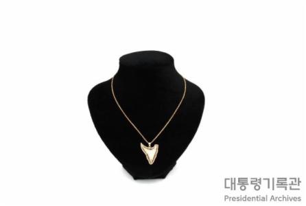 코모로 섬 모양 금 목걸이 이미지