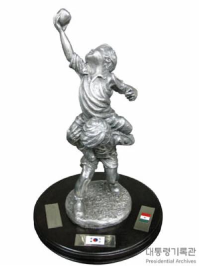 사과를 함께 따는 소년상(한,멕시코 우정 상징) 이미지