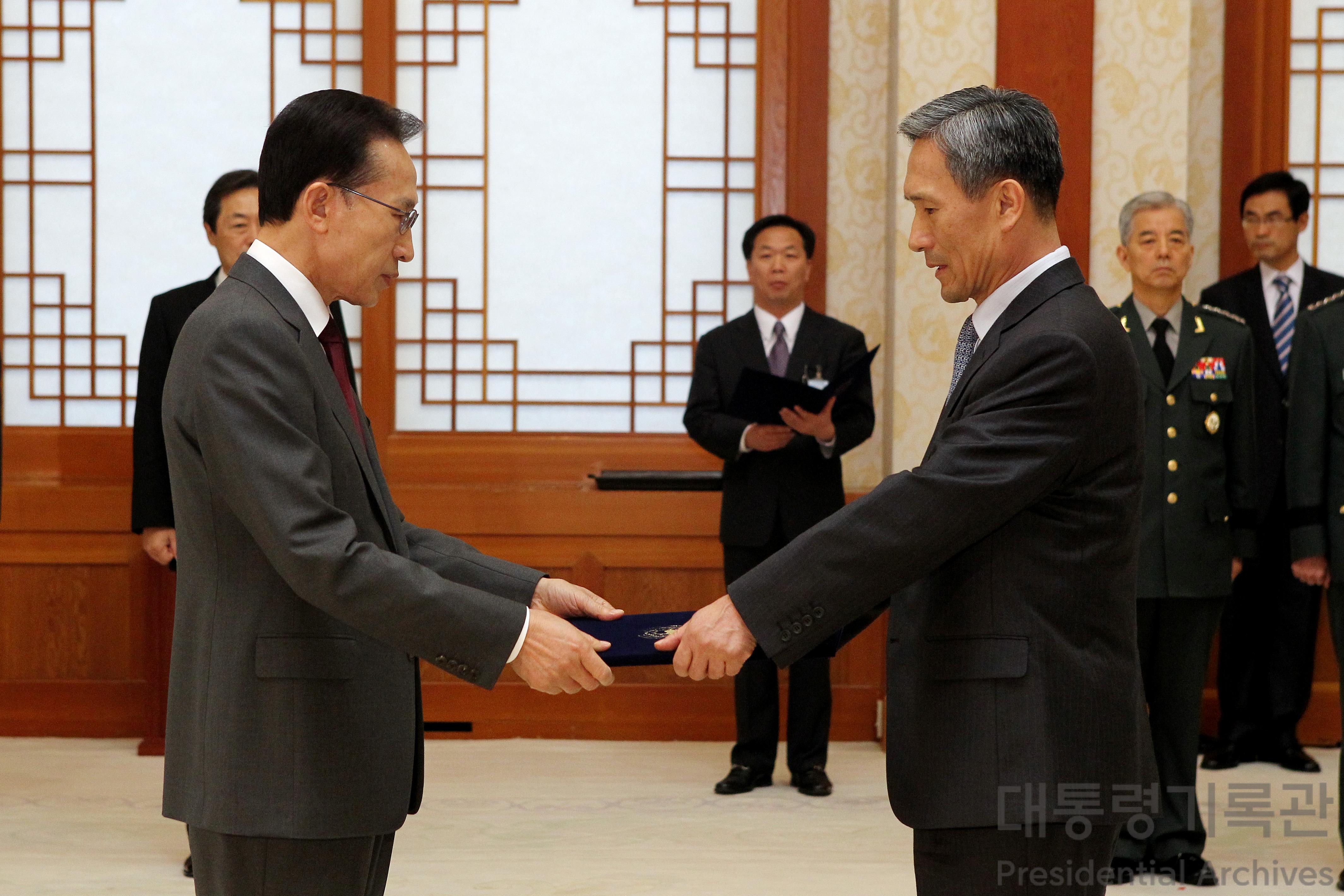 김관진 국방장관 임명장 수여 사진