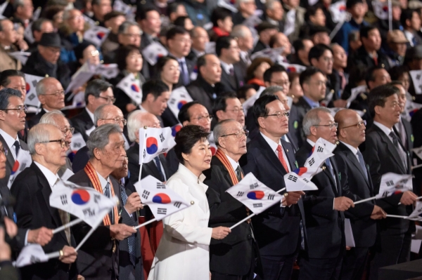 태극기를 들고 3.1절 노래를 제창하는 박근혜 대통령과 참석자들005 썸네일