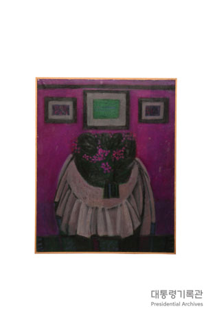 꽃바구니가 있는 탁자 정물화 이미지