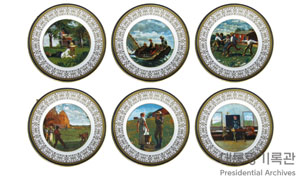 미국 어린아이들을 소재로 한 그림이 담긴 접시 세트 이미지