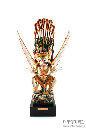 가루다(반은 인간이고 반은 독수리, Garuda) 조각상 이미지