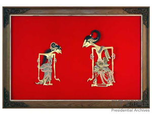 와잉 꿀릿(인도네시아 전통 그림자 연극 인형, Wayang Kulit) 이미지