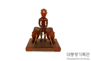 북치는 인도네시아 주민 목재 인형 이미지