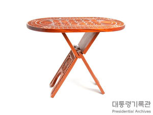 타원형 접이식 나무 탁자 이미지