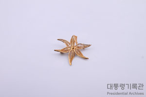 꽃잎 모양 금 브로치 이미지