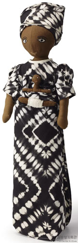 말라위 전통 의상을 입은 아기 엄마 인형 이미지