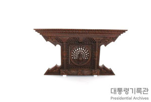 히말라야 비단꿩네팔 국조이 조각된 나무 벽걸이 이미지