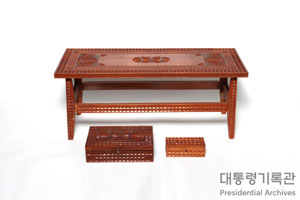 목각함과 탁자 세트 이미지