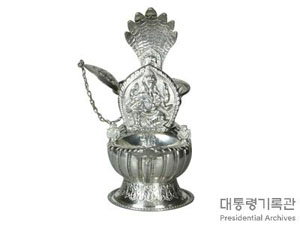 스푼이 있는 은제 램프 이미지