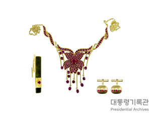 루비가 박힌 금 목걸이, 넥타이핀, 소매단추 세트 이미지