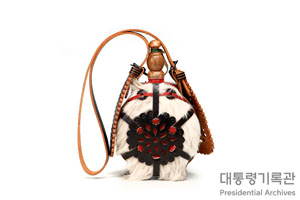 가죽띠가 달린 물병 이미지