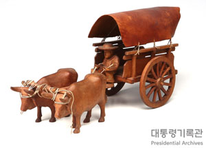 소가 끄는 마차 모형 이미지