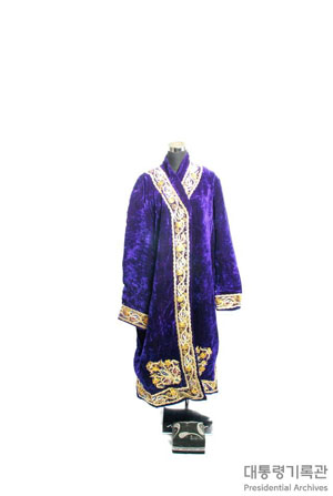 전통의상남자: 차판Chopon, 외투, 도삐모자, 스카프, 전통의상여자: 쥬비체카모자, 스카프, 옷감 이미지