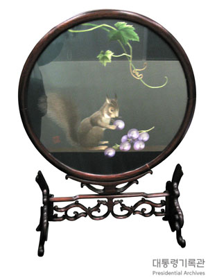 포도 먹는 다람쥐 자수 그림 이미지