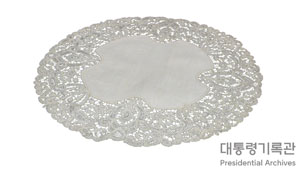 레이스 장식 화병 받침 이미지