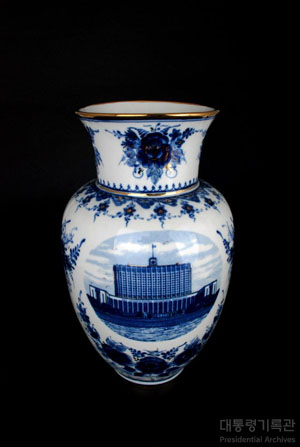 러시아 연방정부청사[White House]가 그려진 그젤(흰바탕에 코발트색 안료로 그린 도자기, Gzhel) 화병 이미지