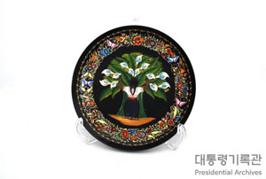 꽃과 소녀 그림이 그려진 옻칠 나무 접시 이미지