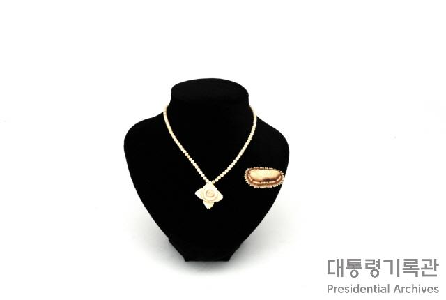 바다코끼리 상아 조각 목걸이, 브로치 세트 이미지