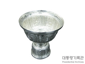 부처가 새겨진 성배 모양 은잔 이미지