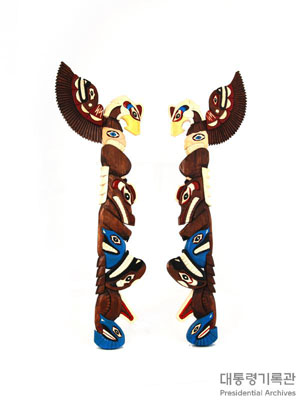 썬더버드비를 내리게 하는 뇌조, 雷鳥, Thunderbird가 장식된 캐나다 원주민의 토템 목각 이미지