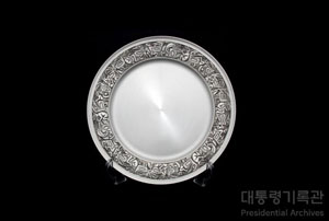 캐나다 원주민 전통 문양 주석 접시 이미지