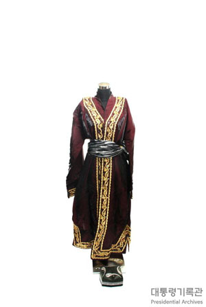 전통의상(남자): 차판(Chopon, 외투), 도삐(모자), 스카프 이미지