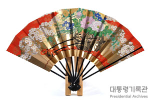 꽃과 손수레가 그려진 합죽선[合竹扇] 이미지