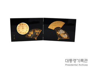 부채 장식 옻칠 경첩형 탁상 시계  이미지