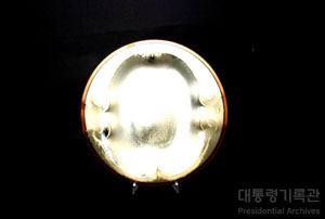 금박 유리 접시뉴질랜드 조각가 Darryl Fagence 作, 영국 Glass Creation 사 이미지