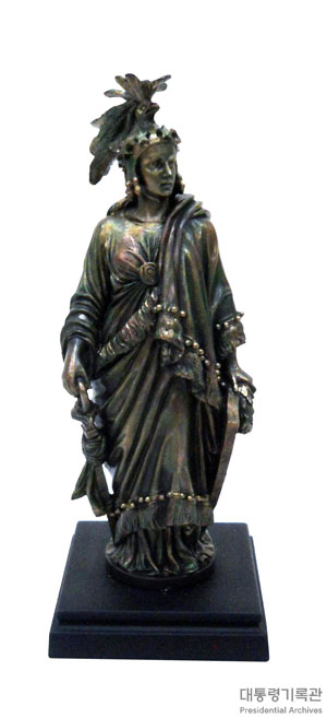 미국 의회 의사당 돔에 위치한 청동 자유의 여신상 모형 이미지