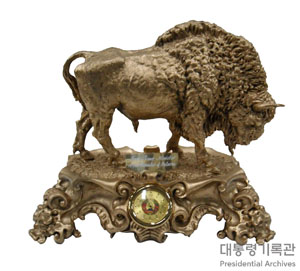 시계가 부착된 금도금 버팔로 모형 이미지