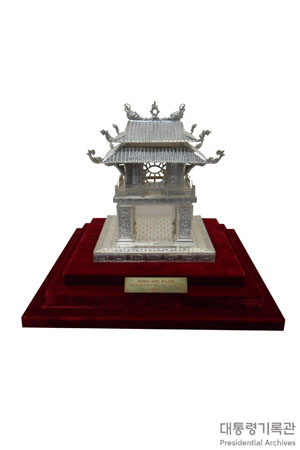 탕 롱 왕궁 은제 모형(베트남 하노이에 있는 궁, Thang Long, 昇龍黃城) 이미지