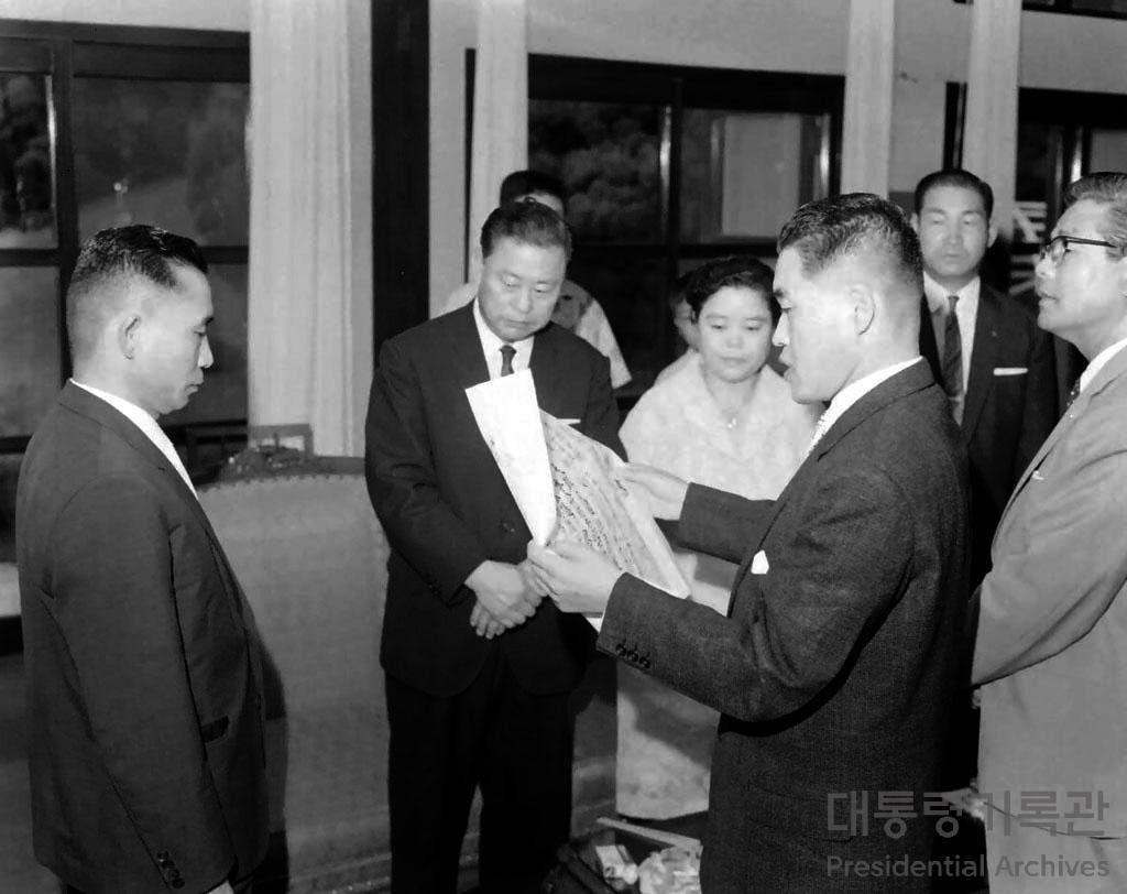 박정희 국가재건최고회의의장 주일대표부 건물 희사한 재일교포 서갑호 접견, 공보처