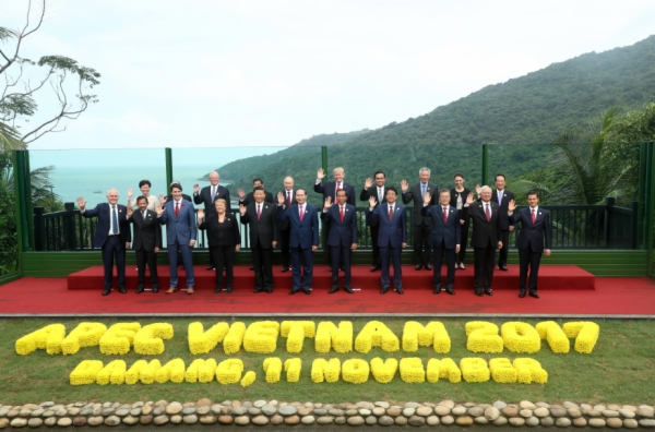 문재인 대통령 동남아시아 3개국 순방 : 제25차 APEC 정상회의(베트남 다낭) 참석 - APEC 참가국 정상 기념촬영 썸네일