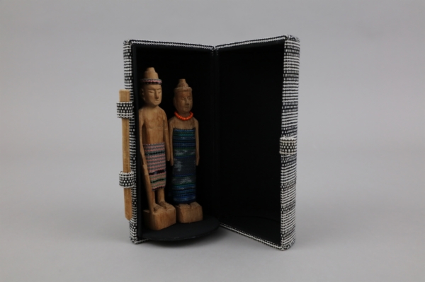 전통 목공예 인형 이미지