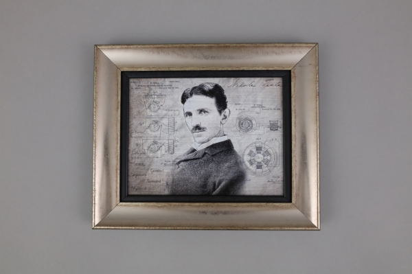 니콜라 테슬라(Nikola Tesla)의 초상화 및 업적이 새겨진 나무상자 이미지